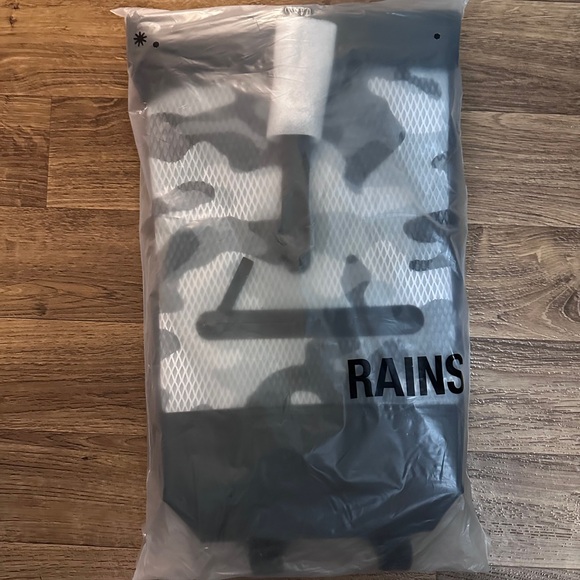 New in Packaging Rains Rolltop Ruscksack Mesh W3 Camouflage  display picture 3